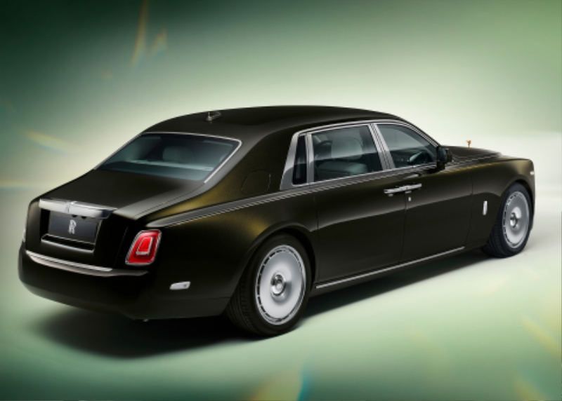 2022-Rolls-Royce-Phantom-12.jpg