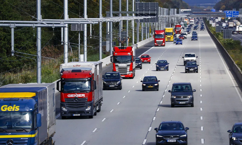 Cars on highway Bloomberg.jpg