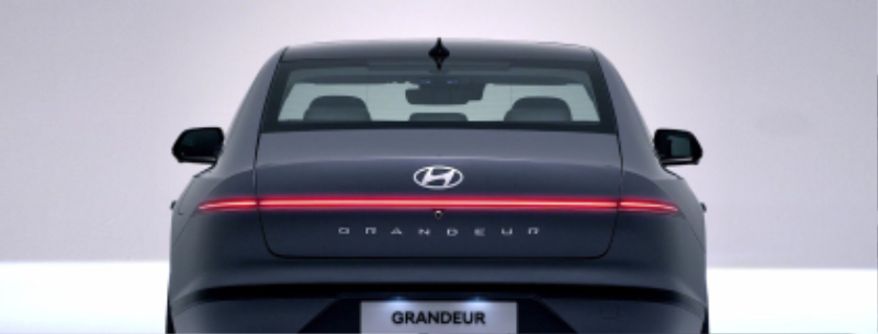 the_all_new_grandeur_design_rear_dynamic_welcome_light.jpg